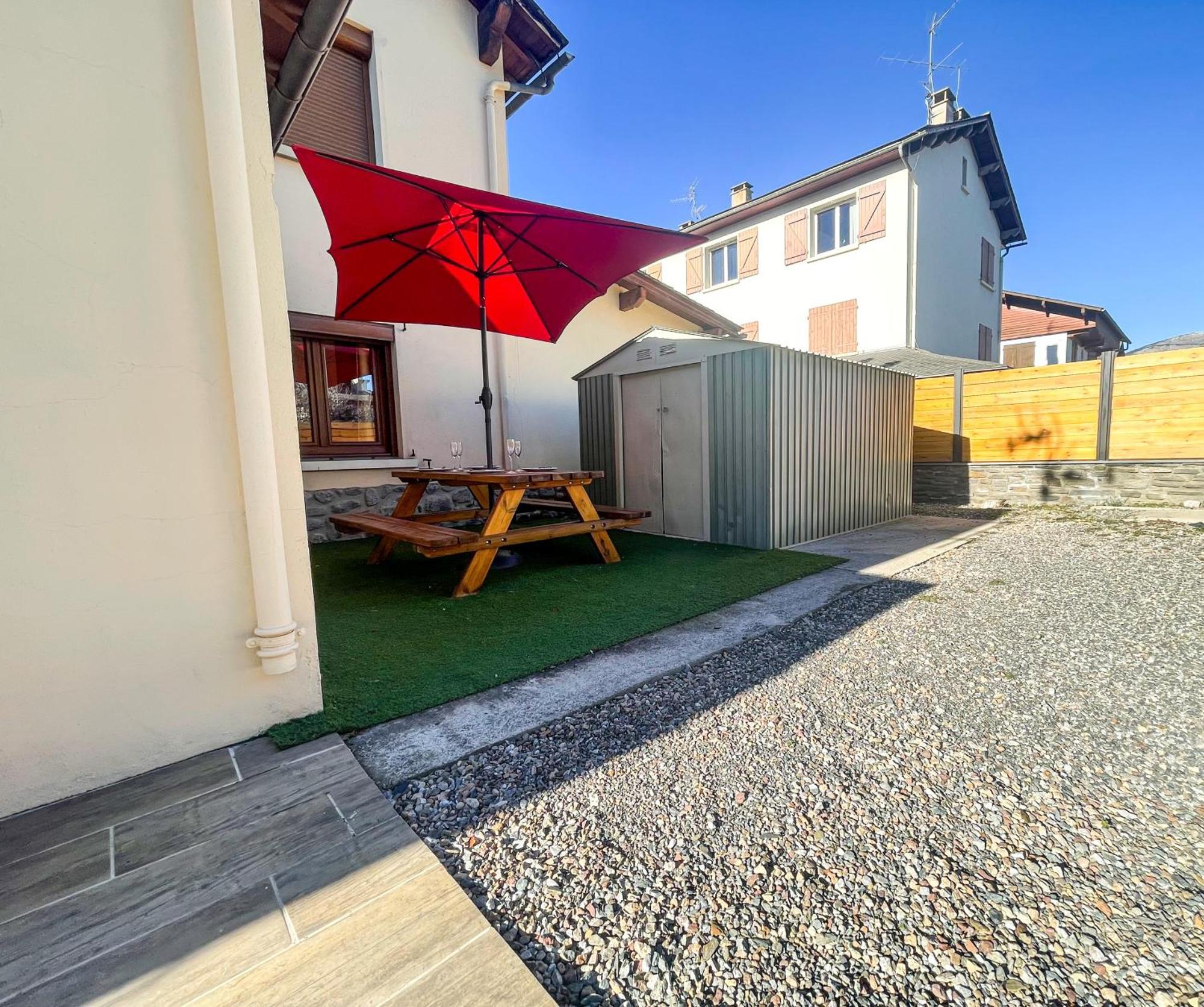 Bonita Casa. Gran Jardin. Con Wifi. Villa บูร์ก-มาดาม ภายนอก รูปภาพ